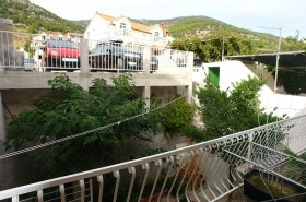 Widok z balkonu na sąsiednie domy i parking